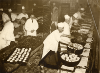 823227 Afbeelding van het massaal bakken van oliebollen in de Lubro Brood- en Banketbakkerijen (Abel Tasmanstraat 9) te ...